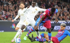 FC Barcelona’s Ronald Araujo (right) tackles A-League All Stars’ Garang Kuol during the friendly football match against the A-League All Stars at the Accor Stadium in Sydney on May 25, 2022. (Photo by DAVID GRAY / AFP)