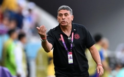 Costa Rica coach Luis Suarez gestures on the touchline during the Qatar 2022 World Cup Group E match against Japan at the Ahmad Bin Ali Stadium in Al-Rayyan on November 27, 2022. (Photo by Raul ARBOLEDA / AFP)