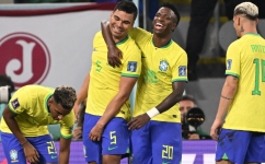 Brazil's Casemiro (centre) celebrates with his teammate Vinicius Junior after he scored his team's goal during the Qatar 2022 World Cup Group G match against Switzerland at Stadium 974 in Doha on November 28, 2022. (Photo by Fabrice COFFRINI / AFP)