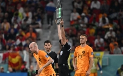 Netherlands' midfielder #14 Davy Klaassen enters the pitch during the Qatar 2022 World Cup Group A football match between Senegal and the Netherlands at the Al-Thumama Stadium in Doha on November 21, 2022. (Photo by OZAN KOSE / AFP)