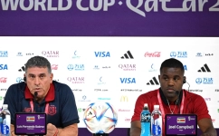 Costa Rica's coach Luis Fernando Suarez (lef) and forward player Joel Campbell attend a press conference at the Qatar National Convention Center (QNCC) in Doha on November 26, 2022. (Photo by Raul ARBOLEDA / AFP)