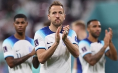 England's forward #09 Harry Kane applauds supporters after the Qatar 2022 World Cup Group B match against Iran at the Khalifa International Stadium in Doha on November 21, 2022. (Photo by Giuseppe CACACE / AFP)