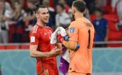 Wales' forward Gareth Bale (left) greets USA's goalkeeper Matt Turner at the end of their Qatar 2022 World Cup Group B at the Ahmad Bin Ali Stadium in Al-Rayyan on November 21, 2022. (Photo by NICOLAS TUCAT / AFP)