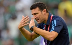 Argentina's coach #00 Lionel Scaloni gestures during the Qatar 2022 World Cup Group C football match between Argentina and Saudi Arabia at the Lusail Stadium in Lusail, north of Doha on November 22, 2022. (Photo by JUAN MABROMATA / AFP)