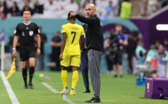 Qatar's coach Felix Sanchez gives instructions to his players during the Qatar 2022 World Cup Group A football match between Qatar and Ecuador at the Al-Bayt Stadium in Al Khor on November 20, 2022. (Photo by KARIM JAAFAR / AFP)