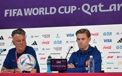 Netherlands' coach Louis Van Gaal (left) and midfielder Frenkie De Jong attend a press conference at the Qatar National Convention Center (QNCC) in Doha on November 28, 2022. (Photo by Alberto PIZZOLI / AFP)