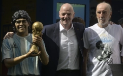 FIFA President Gianni Infantino and Argentina’s 1978 World Cup winner Ricardo Villa pose during a tribute ceremony to the late football star Diego Maradona on November 25: AFP/Juan Mabromata