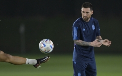 Argentina's forward Lionel Messi takes part in a training session at the Qatar University in Doha on November 29, 2022. (Photo by JUAN MABROMATA / AFP)