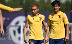 Japan's defender Yuto Nagatomo (left) and midfielder Takefusa Kubo take part in a training session at Al Sadd SC in Doha on November 26, 2022. (Photo by Philip FONG / AFP)