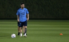 Argentina's forward Lionel Messi and physical therapist Luis Garcia (partially hidden) take part in a training session at Qatar University in Doha, on November 19, 2022 ahead of the Qatar 2022 World Cup football tournament. (Photo by JUAN MABROMATA / AFP)