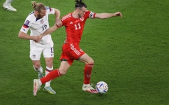 Wales' forward #11 Gareth Bale (right) fights for the ball with USA's defender #13 Tim Ream during the Qatar 2022 World Cup Group B match at the Ahmad Bin Ali Stadium in Al-Rayyan on November 21, 2022. (Photo by ADRIAN DENNIS / AFP)