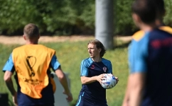 Croatia's midfielder Luka Modric (centre) takes part in a training session at the Al Erssal training site in Doha on November 22, 2022. (Photo by OZAN KOSE / AFP)