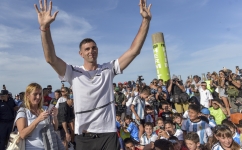 Emiliano Martinez waves to fans in Mar del Plata: AFP/Mara Sosti