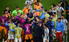 Netherlands and Argentina players clash during their Qatar 2022 World Cup quarter-final  match at Lusail Stadium, north of Doha on December 9, 2022. (Photo by FRANCK FIFE / AFP)