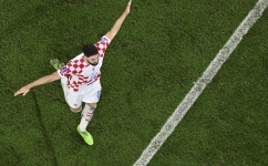 Croatia's Josko Gvardiol celebrates his team's win after penalty shoot-outs in the Qatar 2022 World Cup round of 16 match against Japan at the Al-Janoub Stadium in Al-Wakrah on December 5, 2022. (Photo by François-Xavier MARIT / AFP)