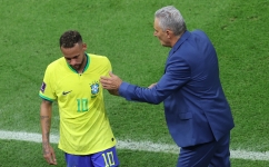 Brazil coach Tite greets Neymar as he is replaced during their World Cup match against Serbia: AFP/Giuseppe Cacace