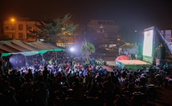 Supporters watch a live broadcast of the Qatar 2022 World Cup Football semi-final match between Morocco and France at a fan zone in Bamako, Mali on December 14, 2022. (Photo by OUSMANE MAKAVELI / AFP)