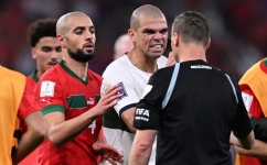 Portugal's Pepe (centre) argues with referee Facundo Tello during the Qatar 2022 World Cup quarter-final match against Morocco at the Al-Thumama Stadium in Doha on December 10, 2022. (Photo by Kirill KUDRYAVTSEV / AFP)