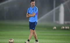 Argentina's coach Lionel Scaloni takes part in a training session at Qatar University training site 3 in Doha on December 17, 2022, on the eve of the Qatar 2022 World Cup final match against France. (Photo by FRANCK FIFE / AFP)