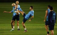 Argentina's players take part in a training session at the Qatar University training site 3 in Doha on December 15, 2022. (Photo by Adrian DENNIS / AFP)