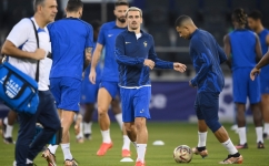 France's forward Antoine Griezmann (centre) takes part in a training session at the Al Sadd SC training centre in Doha on December 17, 2022. (Photo by FRANCK FIFE / AFP)