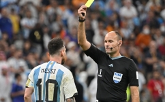 Spanish referee Antonio Mateu Lahoz shows a yellow card to Argentina’s Lionel Messi during their match against the Netherlands: AFP/Alberto Pizzoli