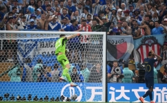 Argentina's goalkeeper Emiliano Martinez celebrates after denying France's Kingsley Coman during the penalty shoot-out of the Qatar 2022 World Cup final match at Lusail Stadium in Lusail on December 18, 2022. (Photo by FRANCK FIFE / AFP)
