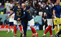 France coach Didier Deschamps celebrates with players: AFP/Anne-Christine Poujoulat
