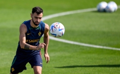 Portugal's midfielder Bruno Fernandes takes part in a training session at Shahaniya Sports Club of Al Samriya Autograph Collection Hotel in Al Samriya, Qatar, on December 3, 2022. (Photo by PATRICIA DE MELO MOREIRA / AFP)