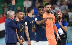 France's coach Didier Deschamps celebrates with Kylian Mbappe after they won the Qatar 2022 World Cup round of 16 match against Poland at the Al-Thumama Stadium in Doha on December 4, 2022. (Photo by FRANCK FIFE / AFP)