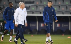 France's coach Didier Deschamps (L) talks Kylian Mbappe during a training session at the Al Sadd SC training centre in Doha on December 17, 2022. (Photo by FRANCK FIFE / AFP)