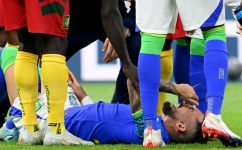 Brazil's defender Alex Telles reacts after picking up an injury during the Qatar 2022 World Cup Group G match against Cameroon at the Lusail Stadium in Lusai, Doha, on December 2, 2022. (Photo by Issouf SANOGO / AFP)