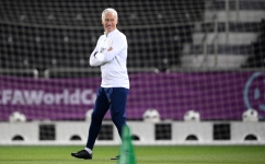 France's coach Didier Deschamps looks on during a FIFA World Cup Qatar 2022 training session at the Al Sadd SC training centre in Doha on December 16, 2022. (Photo by FRANCK FIFE / AFP)