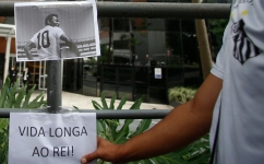 Fans place a picture of Brazilian legend Pele and a sign reading 'Long Life to the King!" outside the hospital entrance, where he is hospitalised in Sao Paulo, Brazil, on December 4, 2022. (Photo by Miguel Schincariol / AFP)
