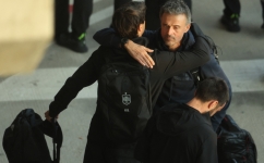 Spain's coach Luis Enrique (right) hugs assistant coach Aitor Unzue upon the team's  arrival at the Adolfo Suarez Madrid-Barajas airport on the outskirts of Madrid on December 7, 2022. (Photo by Thomas COEX / AFP)