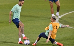 Brazil's Neymar (left) and Antony (right) take part in a training session at the Al Arabi SC Stadium in Doha on December 4, 2022. (Photo by NELSON ALMEIDA / AFP)