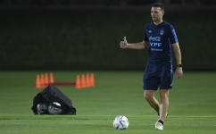 Argentina's coach Lionel Scaloni gestures during a training session at Qatar University in Doha, on December 6, 2022 during the Qatar 2022 World Cup football tournament. (Photo by JUAN MABROMATA / AFP)