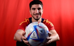 Spain's midfielder Carlos Soler poses for a picture during an interview with AFP at Qatar University in Doha on December 4, 2022. (Photo by JAVIER SORIANO / AFP)