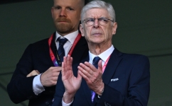 Arsene Wenger applauds ahead of the Qatar 2022 World Cup match between Switzerland and Cameroon at the Al-Janoub Stadium in Al-Wakrah November 24, 2022. (Photo by Kirill KUDRYAVTSEV / AFP)