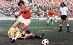 Dutch midfielder Johann Cruyff dribbles past Argentinian goalkeeper Daniel Carnevali on his way to scoring a goal during their World Cup quarterfinal in 1974: AFP