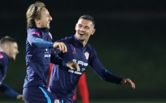 Croatia's midfielder  Luka Modric (left) talks to defender Dejan Lovren during a training session in Doha on December 11, 2022, ahead of their Qatar 2022 World Cup semi-final match against Argentina. (Photo by JACK GUEZ / AFP)