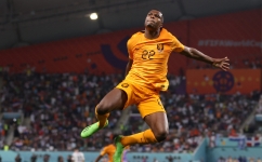 Netherlands' defender Denzel Dumfries celebrates scoring his team's third goal during the Qatar 2022 World Cup round of 16 match against USA at Khalifa International Stadium in Doha on December 3, 2022. (Photo by ADRIAN DENNIS / AFP)
