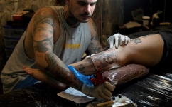 Argentinian tattooist Tebi Cobra Vucinovich works on a tattoo in Buenos Aires: AFP/Juan Mabromata