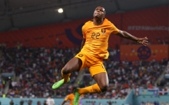 Netherlands' defender Denzel Dumfries celebrates scoring his team's third goal during the Qatar 2022 World Cup round of 16 match against USA at Khalifa International Stadium in Doha on December 3, 2022. (Photo by ADRIAN DENNIS / AFP)