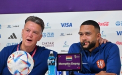 Netherlands' coach Louis Van Gaal (left) and forward Memphis Depay give a press conference at the Qatar National Convention Center (QNCC) in Doha on December 8, 2022. (Photo by Alberto PIZZOLI / AFP)