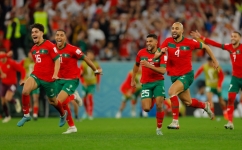 Morocco players celebrate after they won on penalty shoot-out the Qatar 2022 World Cup round of 16 football match agaisnt Spain at the Education City Stadium in Al-Rayyan, west of Doha, on December 6, 2022. (Photo by Odd ANDERSEN / AFP)