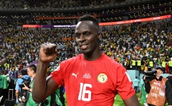 Senegal's goalkeeper Edouard Mendy celebrates after defeating Ecuador 2-1 and qualifying to the next round of Qatar 2022 at the Khalifa International Stadium in Doha on November 29, 2022. (Photo by Issouf SANOGO / AFP)