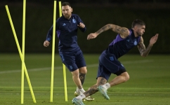 Argentina's forward Lionel Messi (left) and  midfielder Rodrigo De Paul take part in a training session at Qatar University in Doha on December 12, 2022. (Photo by JUAN MABROMATA / AFP)