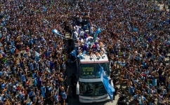 Argentina's players celebrate on board a bus with a sign reading "World Champions" with supporters after winning the Qatar 2022 World Cup as they tour through Buenos Aires' on December 20, 2022.  (Photo by TOMAS CUESTA / AFP)