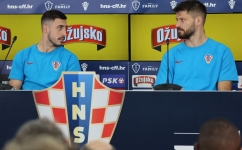 Croatia's Bruno Petkovic (right) speaks to teammate Josip Juranovic during a press conference in Doha on December 11, 2022, ahead of their Qatar 2022 semi-final match against Argentina. (Photo by JACK GUEZ / AFP)